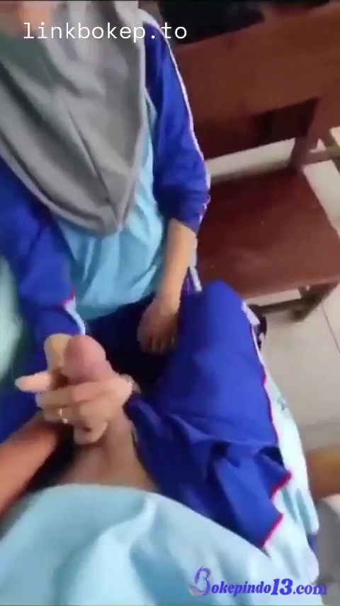 Thumbnail Bokep SMP Sepongin Pacar Di Kelas Saat Jam Kosong